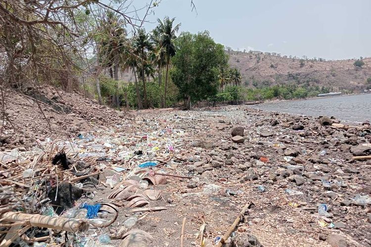 Beragam foto pantai Torolonde dan Ule, Kota Bima yang dipenuhi kotoran sampah