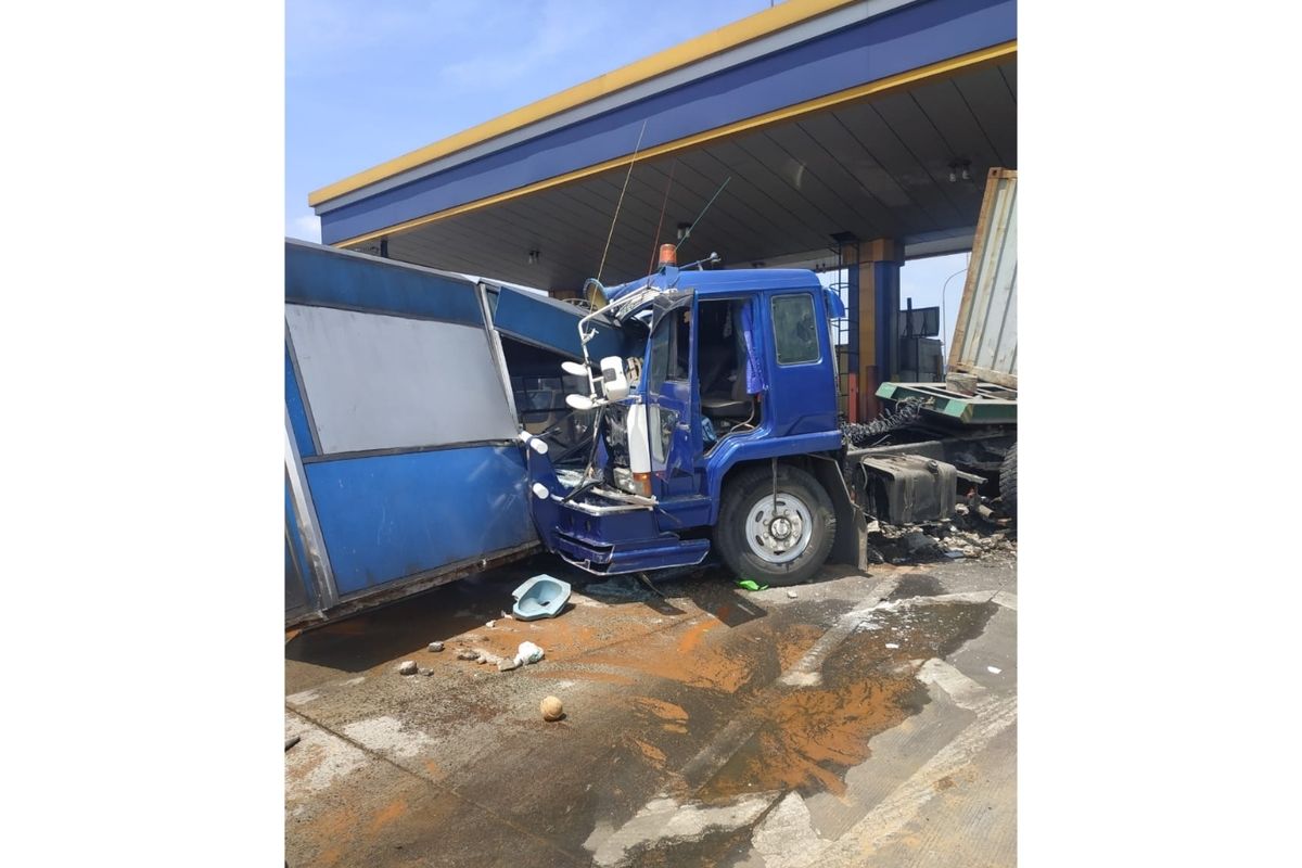 Gardu Tol Halim hancur ditabrak truk kontainer yang remnya blong, Rabu (29/1/2020).