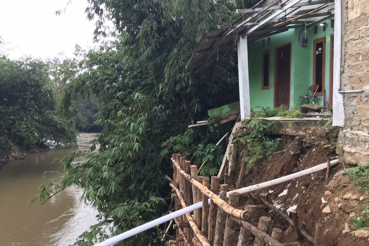 Tebing di pinggir Sungai Ciliwung Jalan Haji Said RT 06 RW 02 Srengseng Sawah, Jagakarsa, Jakarta Selatan longsor akibat terkikis aliran air sungai.