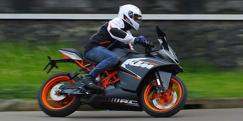 KTM RC200 sangat ringan dan lincah, didukung performa mesin dengan torsi besar.