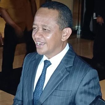 Bahlil Lahadalia menghadiri resepsi pernikahan pasangan artis El Rumi dan Syifa Hadju di Hotel Raffles Jakarta, Minggu (26/4/2026).