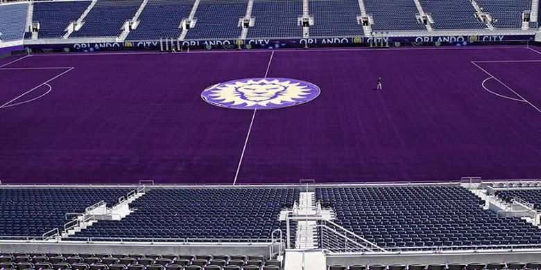 Lapangan Citrus Bowl, kandang Orlando City, menggunakan rumput berwarna ungu. 