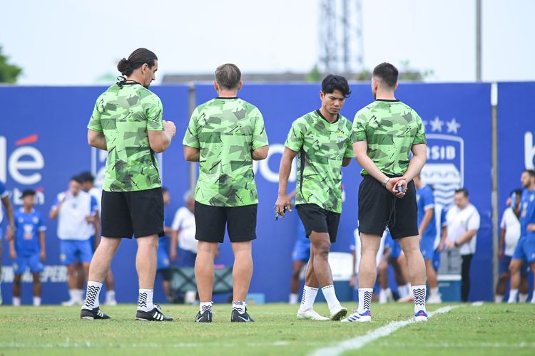 Tugas dan Komitmen Achmad Jufriyanto Sebagai Asisten Pelatih Persib