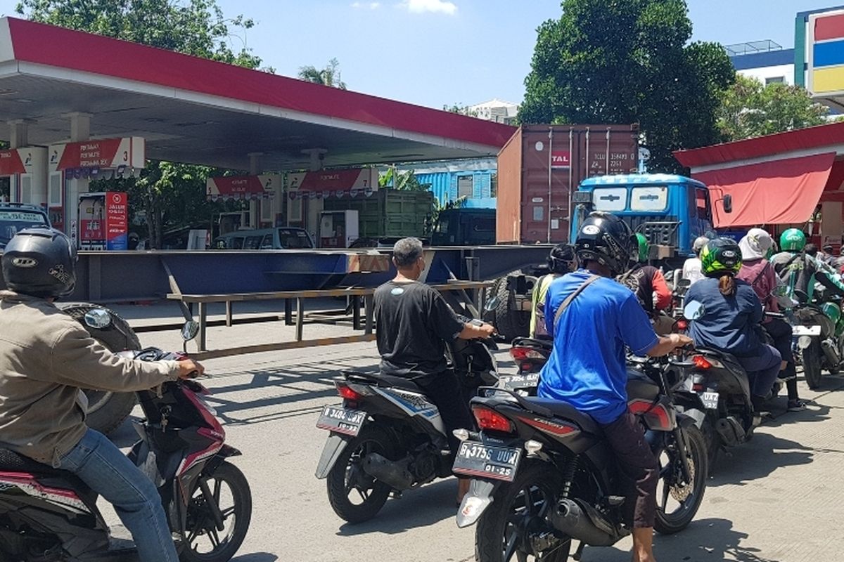 Antrean kendaraan roda dua di SPBU Enggano, Tanjung Priok, Jakarta Utara yang akan membeli bahan bakar jenis Pertalite, Rabu (6/4/2022). Banyak yang beralih ke Pertalite pasca harga Pertamax naik.