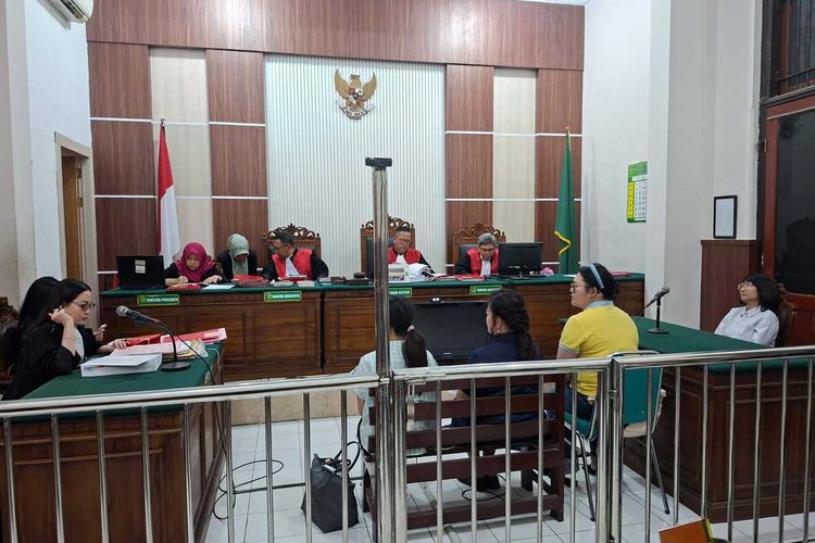 Shierine dan Jessica bersaksi untuk Amelia, terdakwa investasi bodong di PN Surabaya, Kamis (3/7/2025).