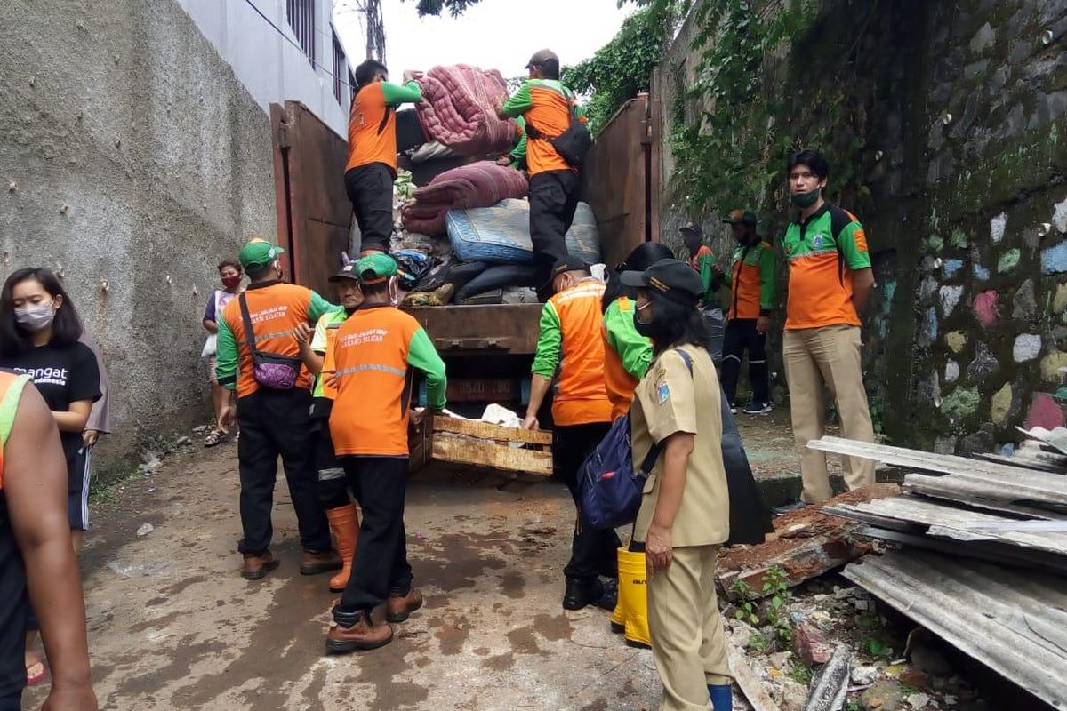 Jumlah sampah dampak longsor dan banjir di Ciganjur, Jagakarsa, Jakarta sebanyak 23 truk atau sekitar 230 meter kubik. Sampah-sampah tersebut diangkut dari wilayah terdampak banjir di Jalan Damai 2 RT 02/RW 04 sejak Minggu (11/10/2020) hingga Kamis (15/10/2020) siang.