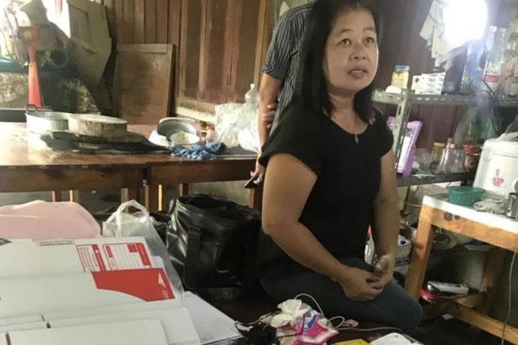 Jinda Achariyasilp (55) pemilik usaha garmen yang ditahan bersama dengan ratusan kaos berlambang gerakan Federasi Thailand.