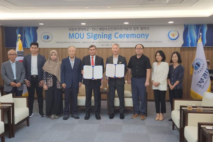 Kepala Badan Riset dan Sumber Daya Manusia Kelautan dan Perikanan (BRSDM) I Nyoman Radiarta menandatangani memorandum of understanding (MoU) dengan President of PKNU Jang Young-soo, di PKNU, Busan, Korea Selatan (Korsel), Senin (24/7/2023).

