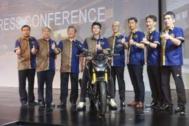 Pebalap Movistar Yamaha asal Italia, Valentino Rossi, berpose di atas motor terbaru Yamaha, Xabre, bersama para petinggi Yamaha pada acara peluncuran di Hotel Mulia, Nusa Dua, Bali, Selasa (26/1/2016).