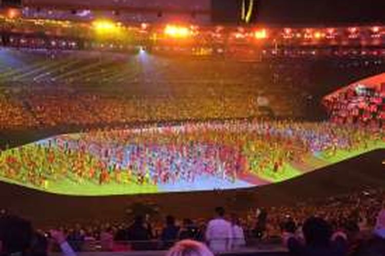 Kemeriahan pada upacara pembukaan Olimpiade 2016 di Rio de Janeiro, Brasil, Jumat (5/8/2016).