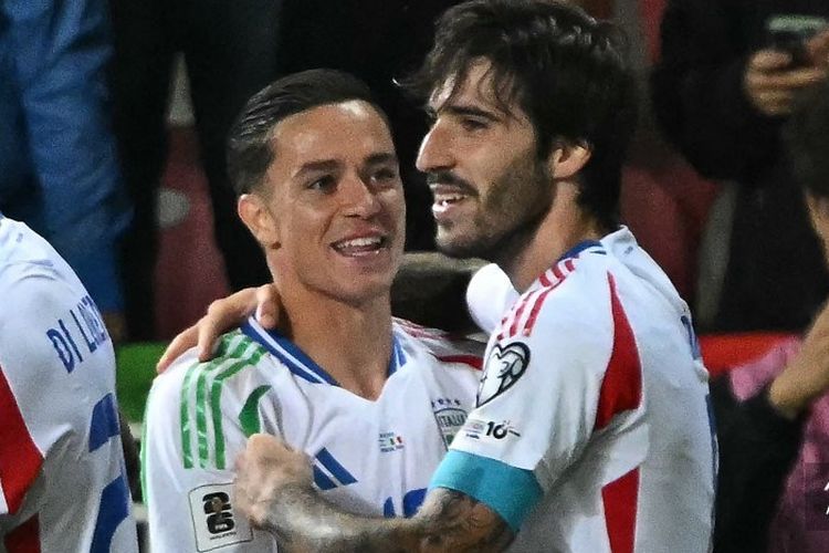 Gelandang Timnas Italia Sandro Tonali (kanan) merayakan gol kemenangan 4-5 bersama Giacomo Raspadori dalam pertandingan kualifikasi Piala Dunia 2026 Grup I zona Eropa antara Israel dan Italia pada 8 September 2025 di Debrecen, Hongaria. (Foto oleh Attila KISBENEDEK / AFP)