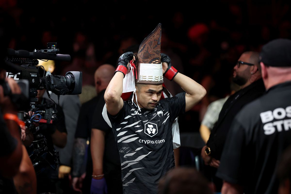 Jeka Saragih dari Indonesia berjalan ke oktagon sebelum pertarungan kelas bulu melawan JooSang Yoo dari Korea Selatan pada ajang UFC 316 di Prudential Center pada 7 Juni 2025 di Newark, New Jersey.