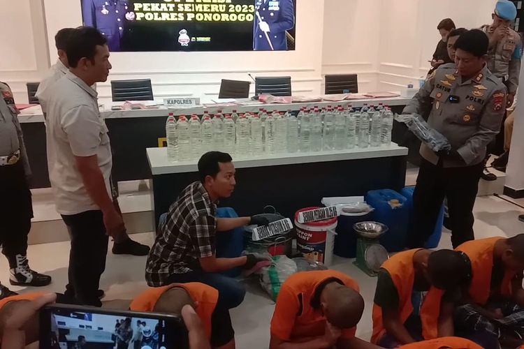 BUBUK PETASAN-Kapolres Ponorogo, AKBP Catur Cahyono Wibowo menunjukkan bubuk petasan yang dijual seorang remaja asal Kediri berinisial AS di Ponorogo. 