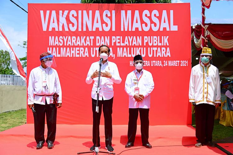 Presiden Joko Widodo didampingi Gubernur Maluku Utara KH. Abdul Gani Kasuba melihat langsung distribusi vaksin Covid-19 di kecamatan Kao, Kabupaten Halmahera Utara, Maluku Utara, Rabu (24/3/2021)