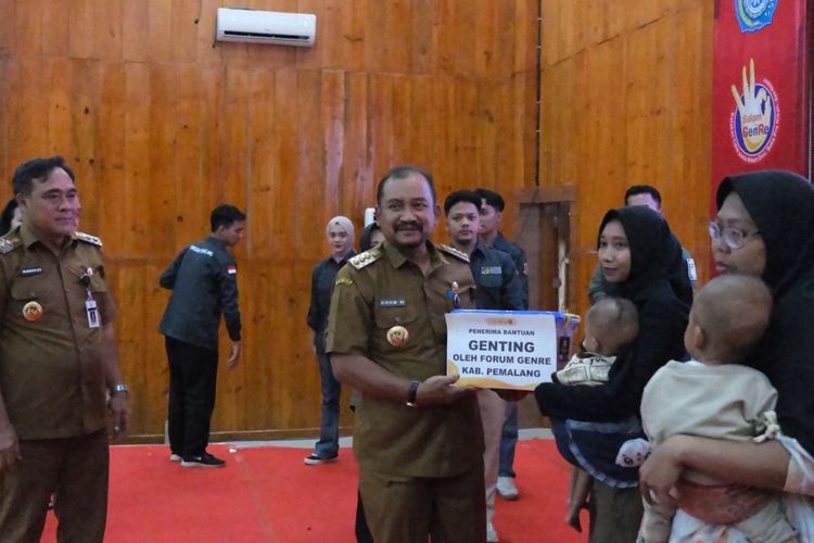 Bupati Pemalang Anom Widiyantoro menyerahkan bantuan program Gerakan Orang Tua Asuh Cegah Stunting (Genting).