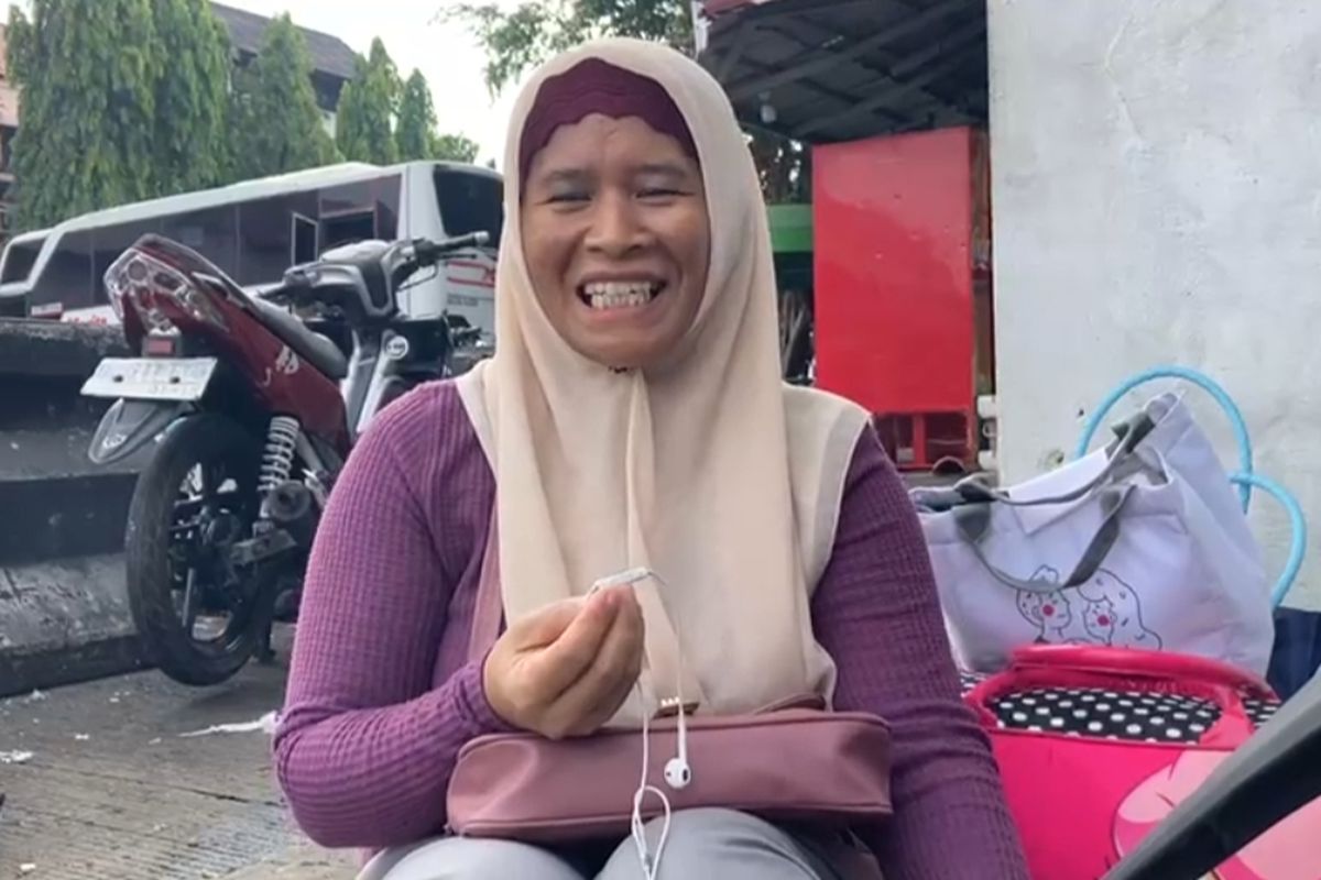 Naisah (40), pemudik yang baru berangkat ke kampung halaman beberapa hari setelah Lebaran, Terminal Kampung Rambutan, Ciracas, Jakarta Timur, Kamis (27/4/2023).
