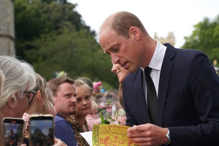 Pangeran William, Pangeran Wales dari Inggris dan Kate, Putri Wales, bertemu dengan anggota masyarakat di jalan-jalan di Kastil Windsor, setelah kematian Ratu Elizabeth II, di Windsor, Inggris, Sabtu, 10 September 2022.
