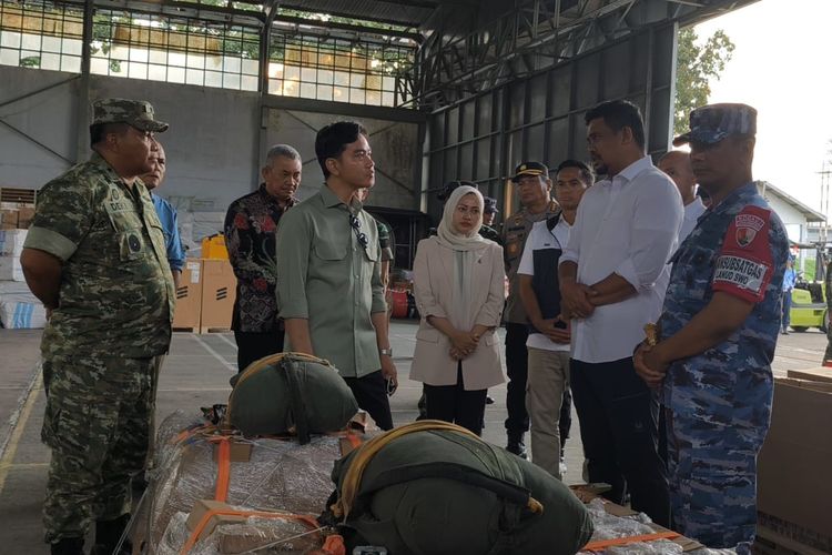 Wakil Presiden Gibran Rakabuming Raka mengecek bantuan logistik di Lanud Soewondo, Medan, Sumatera Utara, Kamis (4/12/2025) sore.