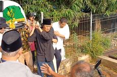 Ikang Fawzi Gotong Keranda Jenazah Marissa Haque