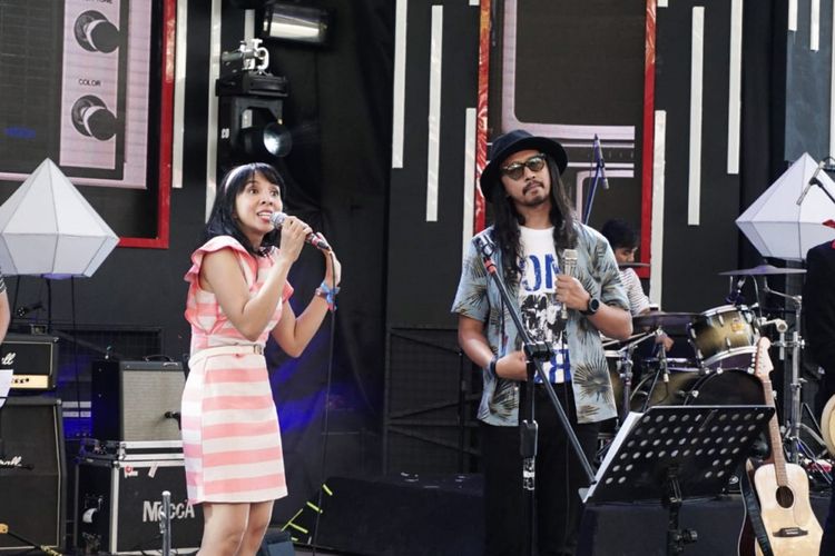 Vokalis grup band Mocca Arina dan vokalis Burgerkill Vicky tampil bersama di panggung Slim Refine Stage, Soundrenaline 2018 yang digelar di Garuda Wisnu Kencana (GWK), Badung, Bali, Sabtu (8/9/2018).