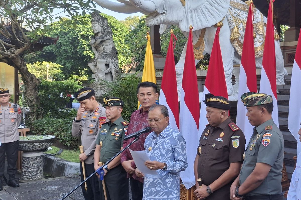 Gubernur Bali Wayan Koster saat konferesi pers terkait polemik keberadaan organisasi kemasyarakatan (Ormas) GRIB Jaya di Rumah Jabatan Gubernur Bali, pada Senin (12/5/2025). KOMPAS.COM/ Yohanes Valdi Seriang Ginta