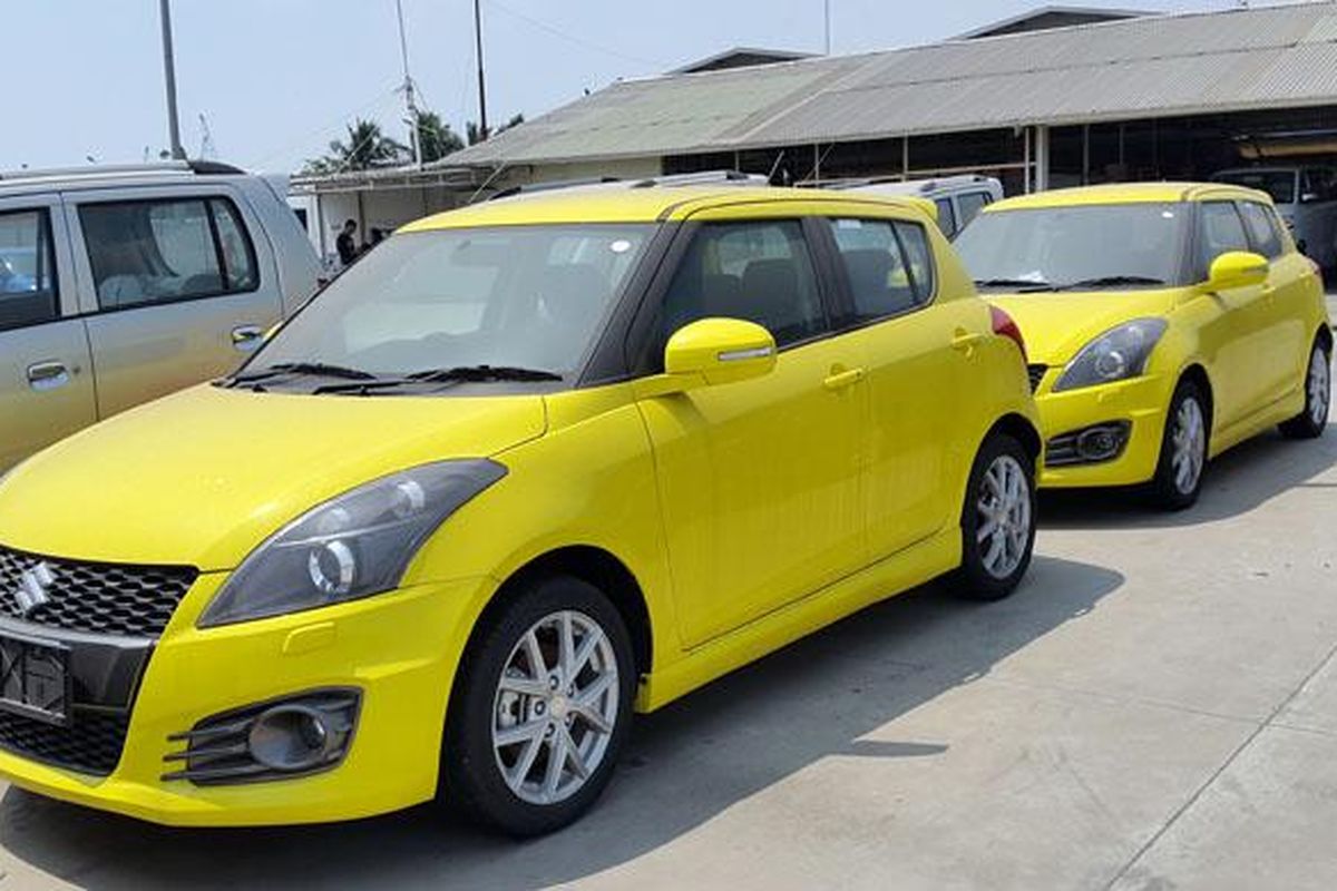 Suzuki Swift Sport tengah parkir menunggu pesanan dealer di gudang Suzuki di Cakung, Jakarta Timur. 