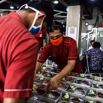 Pelayan mengenakan masker saat mempersiapkan pesanan makanan di Restoran Sederhana, Bendungan Hilir, Jakarta Pusat, Senin (8/6/2020). Sebagai bagian dari rencana penerapan kenormalan baru 8 Juni 2020, pemerintah DKI Jakarta mengharuskan pengusaha rumah makan membatasi kapasitas maksimal 50 persen, larangan penyajian makanan secara prasmanan dan tetap menerapkan protokol kesehatan.
