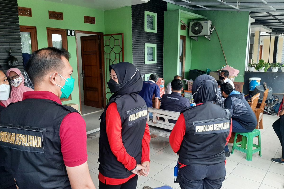 Tim Psikologi dari Polda Jateng saat berada di rumah korban di daerah Kecamatan Mlati, Kabupaten Sleman. Tim ini akan memberikan pendampingan kepada orang tua dan anak pertama korban pembunuhan yang jenazahnya ditemukan di Tol Semarang - Bawen.