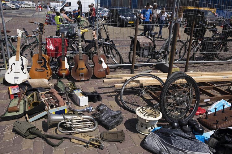 Aneka barang bekas yang dijual di pasar loak IJ Hallen, Amsterdam, Belanda, Sabtu (19/5/2018). IJ Hallen adalah pasar loak terbesar dan paling unik di Eropa yang berlangsung sebulan sekali, menyediakan hampir semua kebutuhan seperti pakaian bekas, peralatan rumah tangga, barang antik, persediaan dapur, hingga barang langka yang tidak terduga dan sudah tidak ada di pasaran.