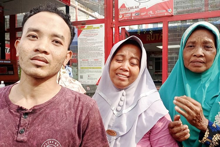 Kazar bersama ibunya Mahaji dan kakaknya Fatma yang tak berhenti menangis saat dijemput dari Rutan Kelas 1 Medanlabuhan, Kota Medan, Selasa (4/10/2022)
