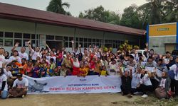 Telkom Gelar Bersih-bersih Kampung Sehat di Kalimantan Barat