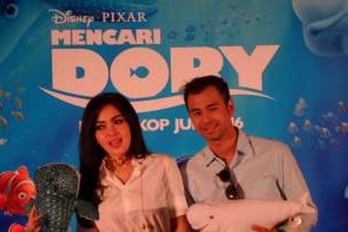 Raffi Ahmad dan Syahrini hadir dalam jumpa pers film animasi Finding Dory yang diproduksi Disney Pixar, di Hotel JS Luwansa, Rasuna Said, Jakarta Selatan, Kamis (9/6/2016).