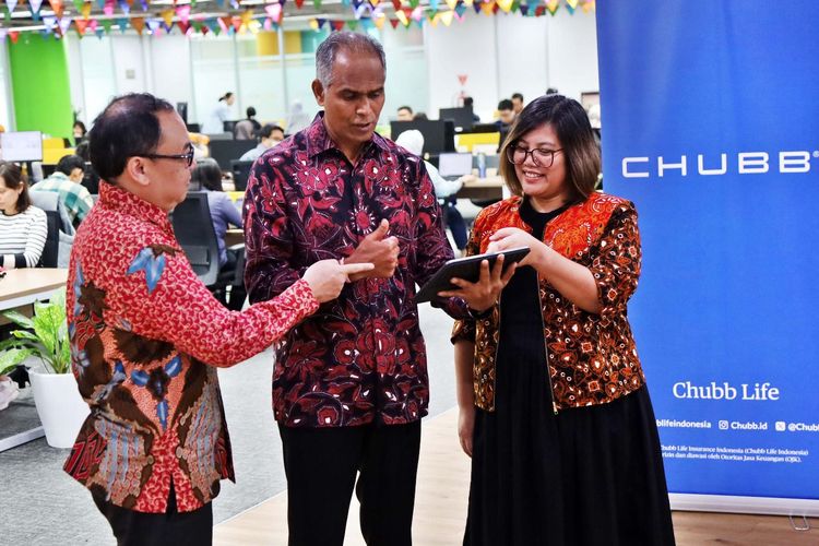 CEO dan President Director Chubb Life Indonesia Kumaran Chinan (tengah)