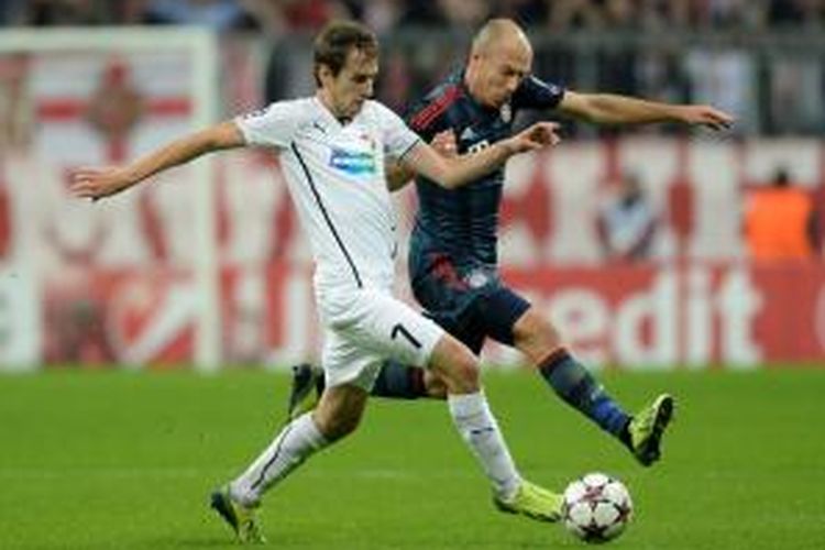 Gelandang Bayern Muenchen, Arjen Robben, berebut bola dengan gelandang Plzen, Tomas Horava (kiri) pada matchday ketiga Grup D, di Allianz Arena, Rabu (23/10/2013). Bayern sementara unggul 2-0 hingga akhir babak pertama. 
