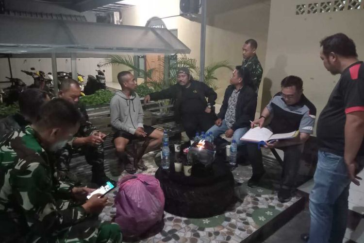 Personel polisi dan TNI yang sedang melakukan pemeriksaan terhadap pria bernama Stanley Yurado yang merupakan TNI gadungan diiamankan di Mapolsek Rappocini, Jalan Sultan Alauddin, Kota Makassar, Sulsel, pada Kamis (3/8/2023) malam.