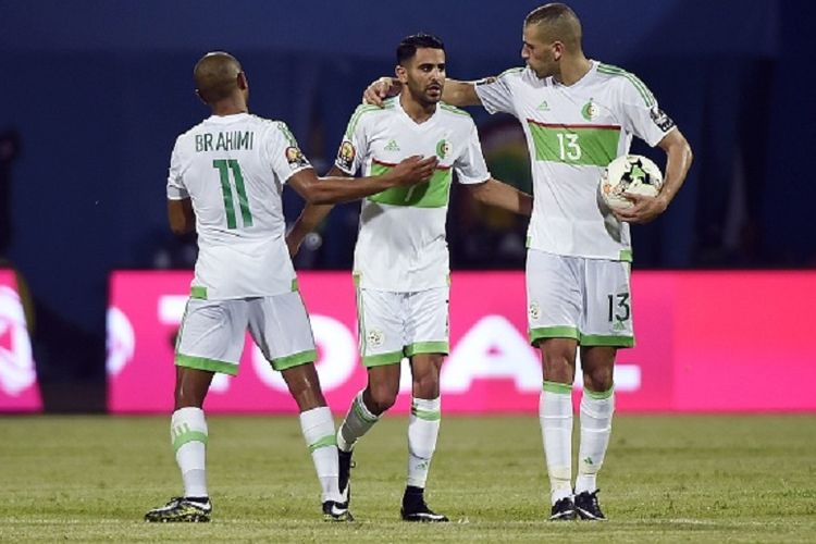 Riyad Mahrez bersama Islam Slimani dan Yacine Brahimi merayakan gol Aljazair ke gawang Zimbabwe pada pertandingan Piala Afrika, 15 Januari 2017.