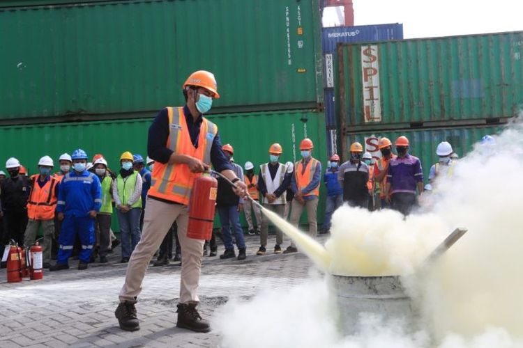  Latihan pemadam kebakaran menggunakan hydrant