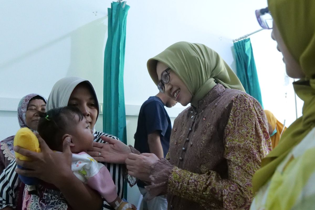 Bupati Lumajang Indah Amperawati saat menjenguk pasien operasi bibir sumbing