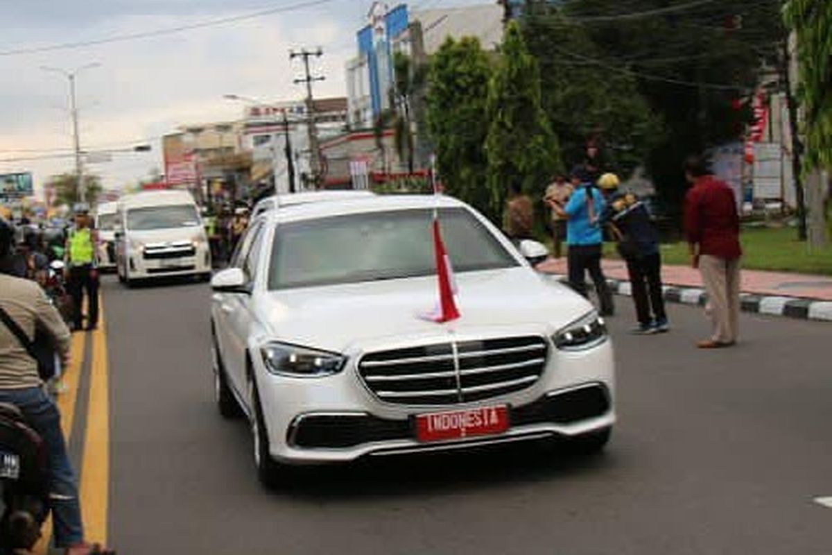 Mobil dinas kepresidenan Mercedes-Benz S680 Guard yang digunakan oleh Presiden RI Prabowo Subianto menggunakan warna putih.