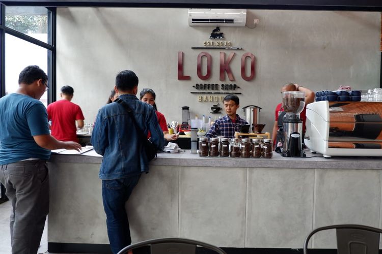 Suasana Loko Cafe di kawasan pintu utara Stasiun Bandung, Jalan Kebon Kawung, Kota Bandung. Cafe ini menawarkan berbagai keunikan, salah satunya sisa-sisa masa kejayaan Belanda lewat kayu bantalan rel bekas. 