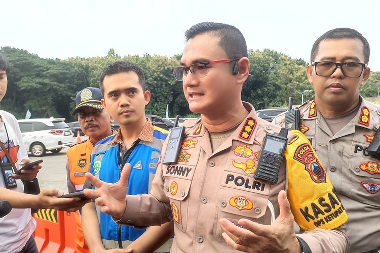 Dirlantas Polda Jawa Tengah, Kombes Pol. Sonny Irawan di Tol Kalikangkung Semarang, Jawa Tengah.