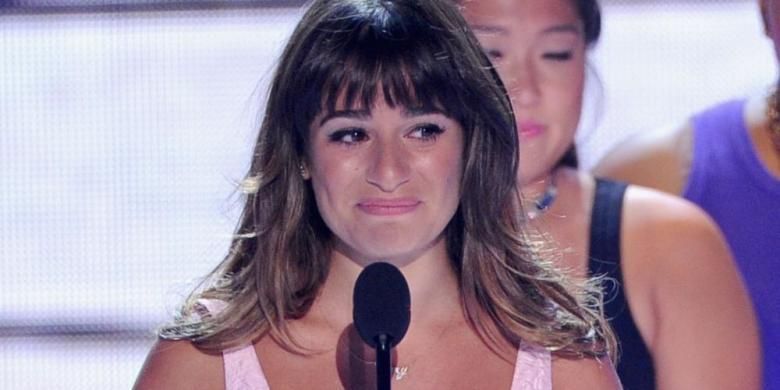 Aktris Lea Michele menerima penghargaan Choice TV Show: Comedy untuk film seri Glee di panggung pergelaran Teen Choice Awards 2013 di Gibson Amphitheatre, Universal City (Los Angeles, California, AS), Minggu (11/8/2013) malam waktu setempat.