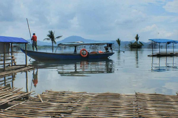 Nelayan diimbau tetap waspada meski BBKSDA menyatakan tidak terlihat lagi pergerakan buaya di wilayah perairan Waduk Jatigede, Sumedang, Jawa Barat, Senin (13/7/2020). AAM AMINULLAH/KOMPAS.com