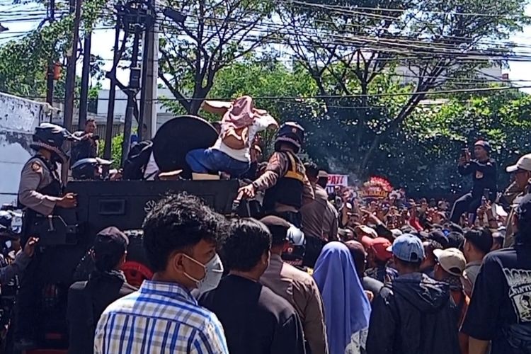 Massa Pendukung Duduki Rantis Usai Sidang, Bupati Pati Nonaktif Sudewo Terjebak 1 Jam