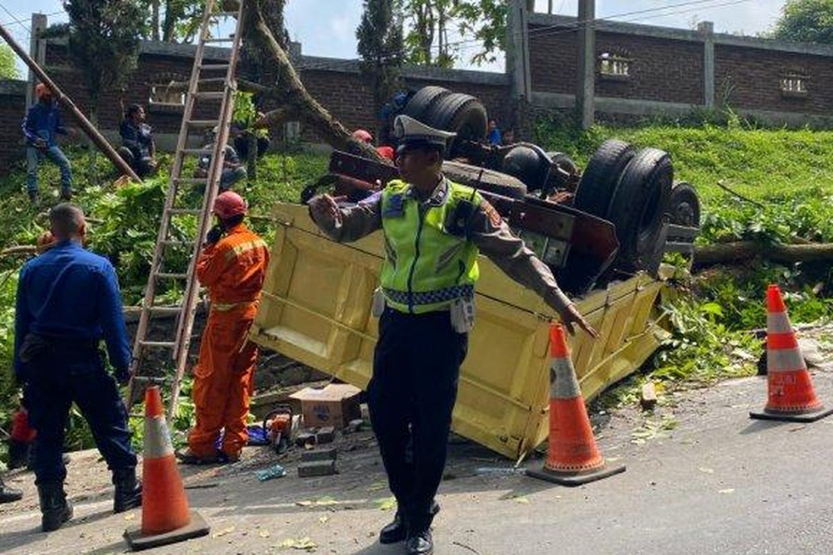 Kondisi truk yang terguling setelah menabrak mobil dan motor di Jalan Kolonel Masturi, Kampung Warung Muncang, RT 1/13, Kelurahan Cipageran, Kecamatan Cimahi Utara, Kota Cimahi, Senin (27/5/2024) siang. 