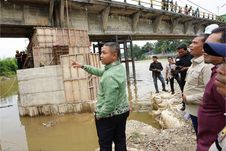 Tinjau Jembatan Sungai Rokan, Gubernur Riau Pastikan Segera Fungsional