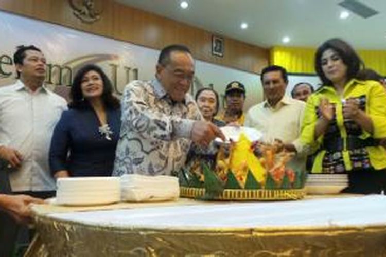 Ketua Umum Partai Golkar Aburizal Bakrie (tengah) ditemani istrinya, Tati Bakrie (biru), memotong tumpeng pada acara perayaan ulang tahun ke-68 Aburizal di Kantor DPP Golkar, Jakarta, Sabtu (15/11/2014).