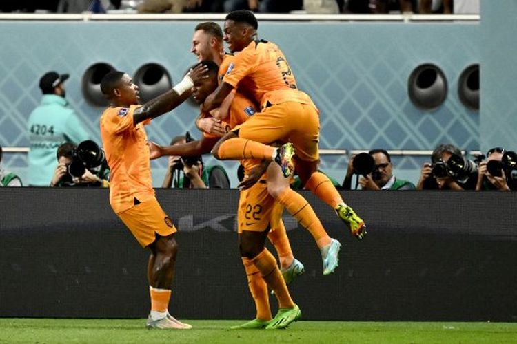 Hasil Belanda vs Amerika Serikat: Suasana perayaan gol Denzel Dumfries pada laga 16 besar Piala Dunia 2022 yang mempertemukan Belanda vs Amerika Serikat di Khalifa International Stadium, Sabtu (3/12/2022) dini hari WIB. Timnas Belanda dipastikan lolos ke perempat final Piala Dunia 2022 Qatar setelah mencukur Amerika Serikat 3-1.