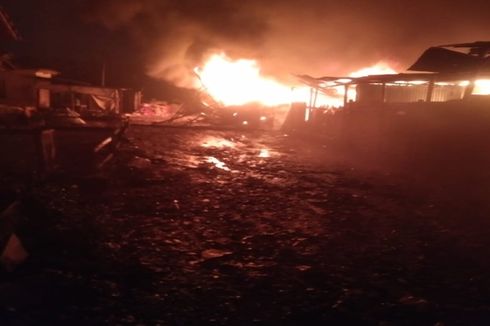 Kebakaran Besar Landa Gudang Limbah Kardus di Curug Tangerang 
