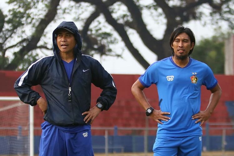 Susunan tim pelatih Persik Kediri musim 2020 direktur teknik Joko Susilo (kiri) dan pelatih kepala Budi Sudarsono (kanan).  